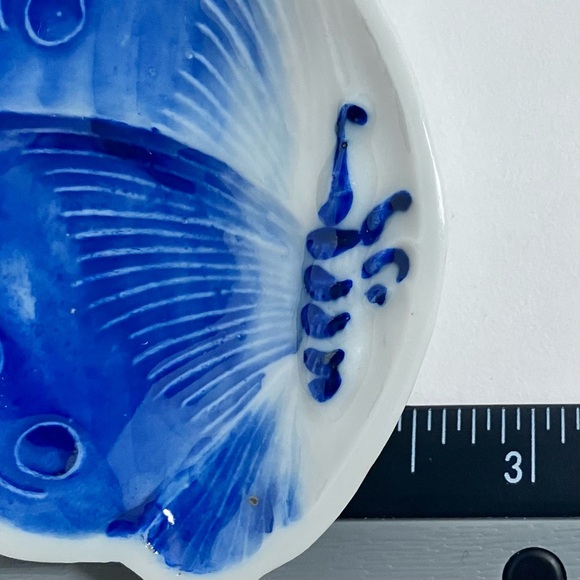 Vintage BUTTERFLY TRINKET DISH / Japanese IMARI WARE / Hand Painted COBALT BLUE - Picture 5 of 5